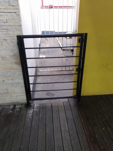Instalação portão metálico - JPG Corrimão